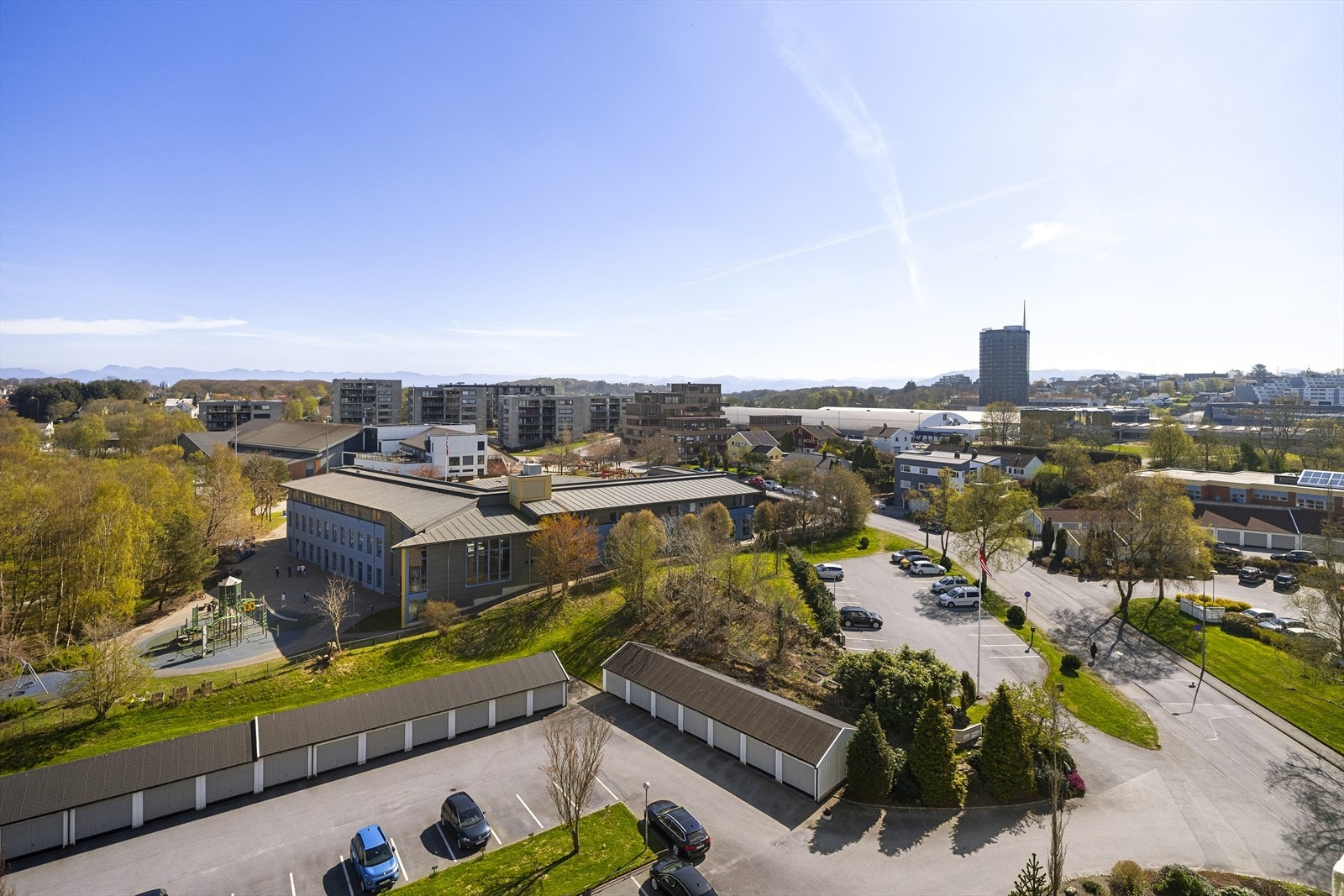 - Parkering like ved inngangspartiet, hvor garasjeplass tildeles etter venteliste - Galleribilde
