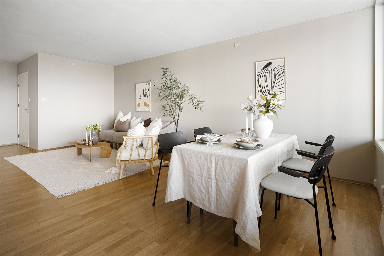 - God plass til både sofa og spisebord i stuen - Galleribilde