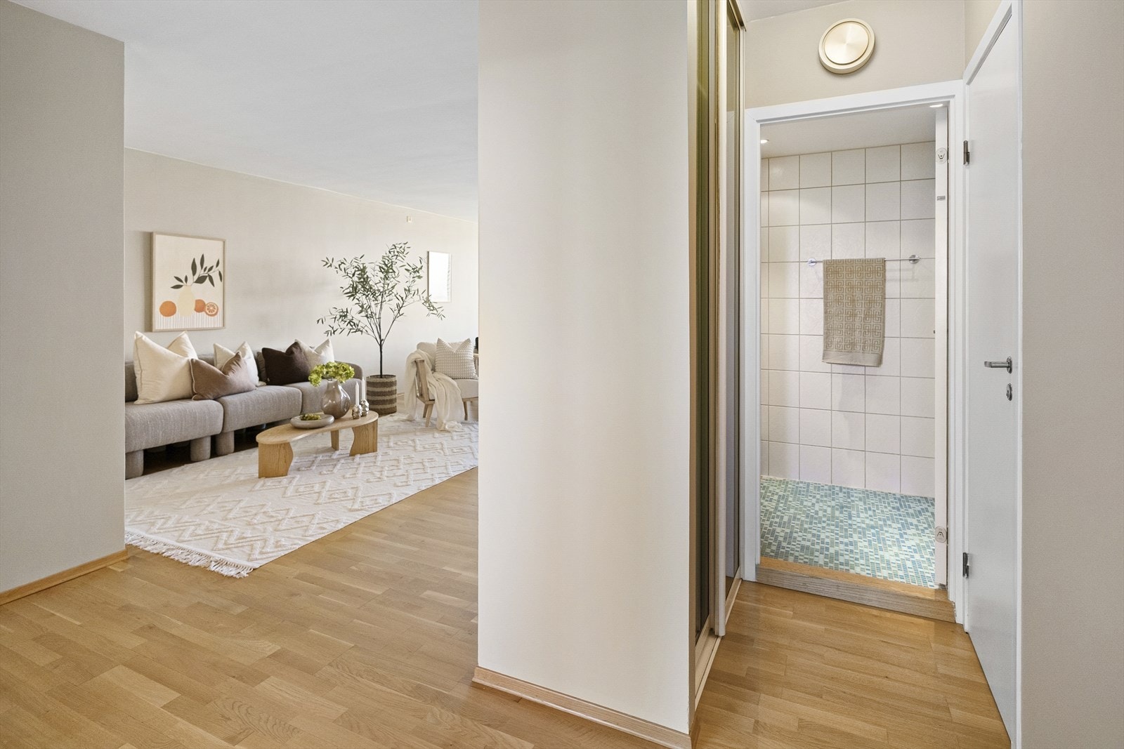 - Garderobeskap like ved bad og toalett for ekstra oppbevaring - Galleribilde