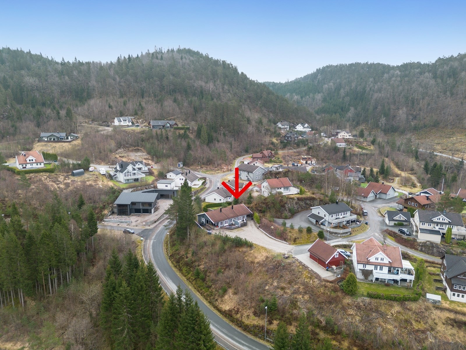 Eiendommen ligger fint til i et etablert boligområde like sør for Øyslebø Galleribilde