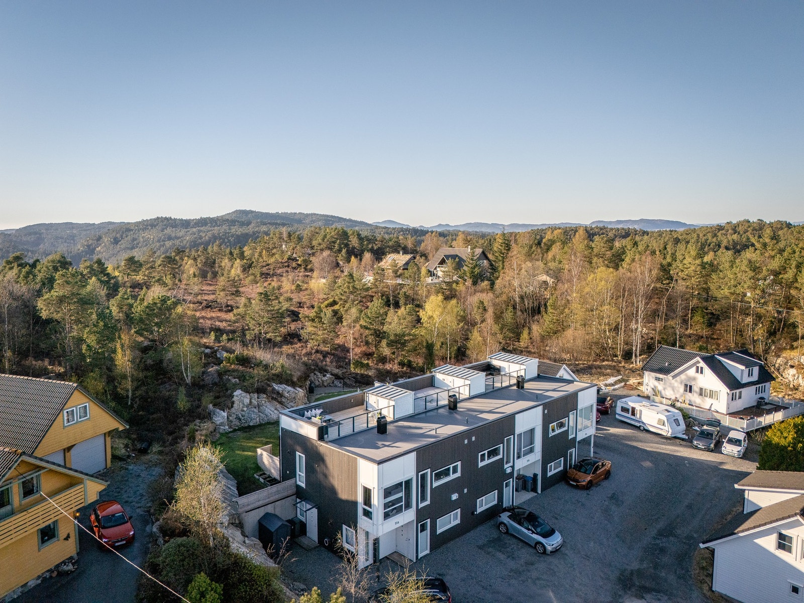 Boligen har en flott beliggenhet på Erdal i et sentralt og veletablert boligområde på Askøy. Nabolaget oppleves som stille, trygt og rolig. Galleribilde