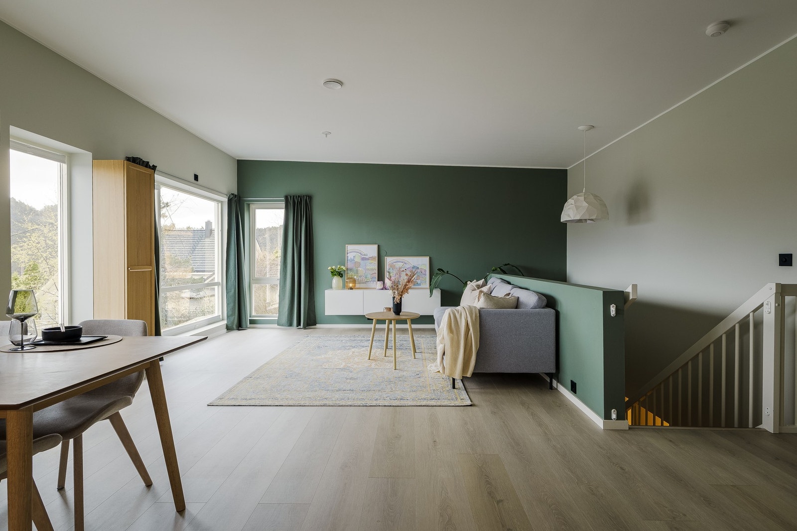 Store vindusflater og mye naturlig lys gjør dette til et fantastisk oppholdsrom for familien. Galleribilde