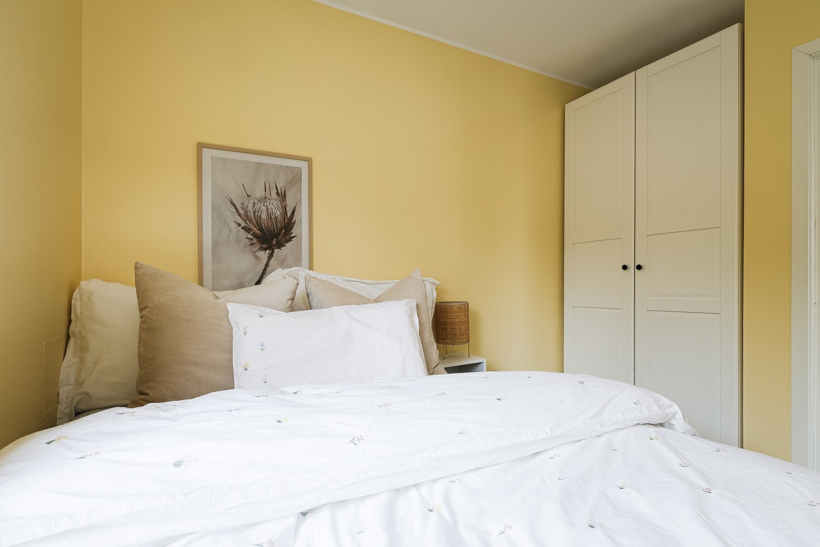 Det er plass til dobbeltseng, nattbord og garderobe. Galleribilde