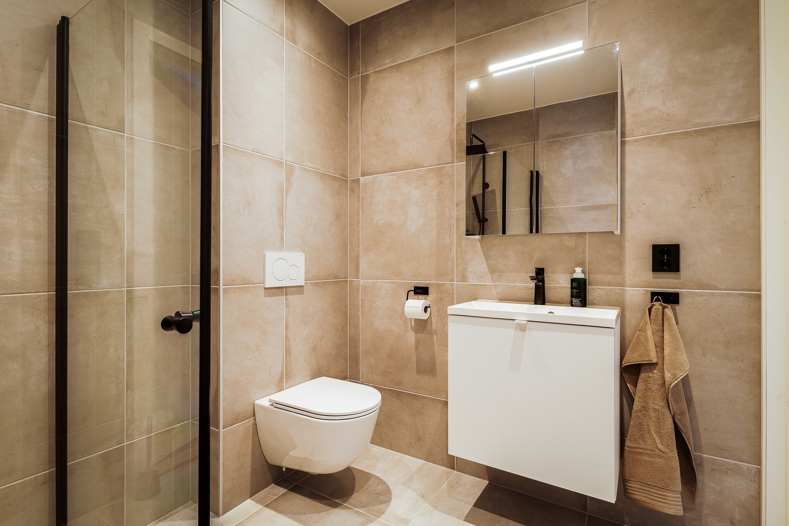 Badet måler 4,5 kvm. Her er det flislagt gulv og vegger, samt varmekabler. Galleribilde