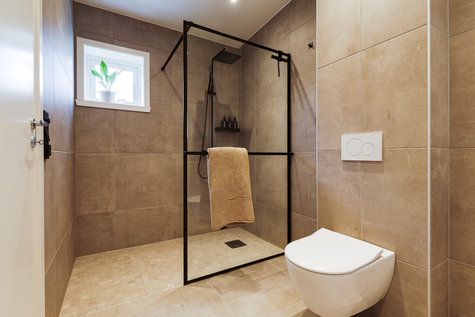 Badet i 2. etasje måler 6,2 kvm, og har flislagte gulver og vegger samt varmekabler. Baderomsinnredningen er fra Marbodal. Galleribilde