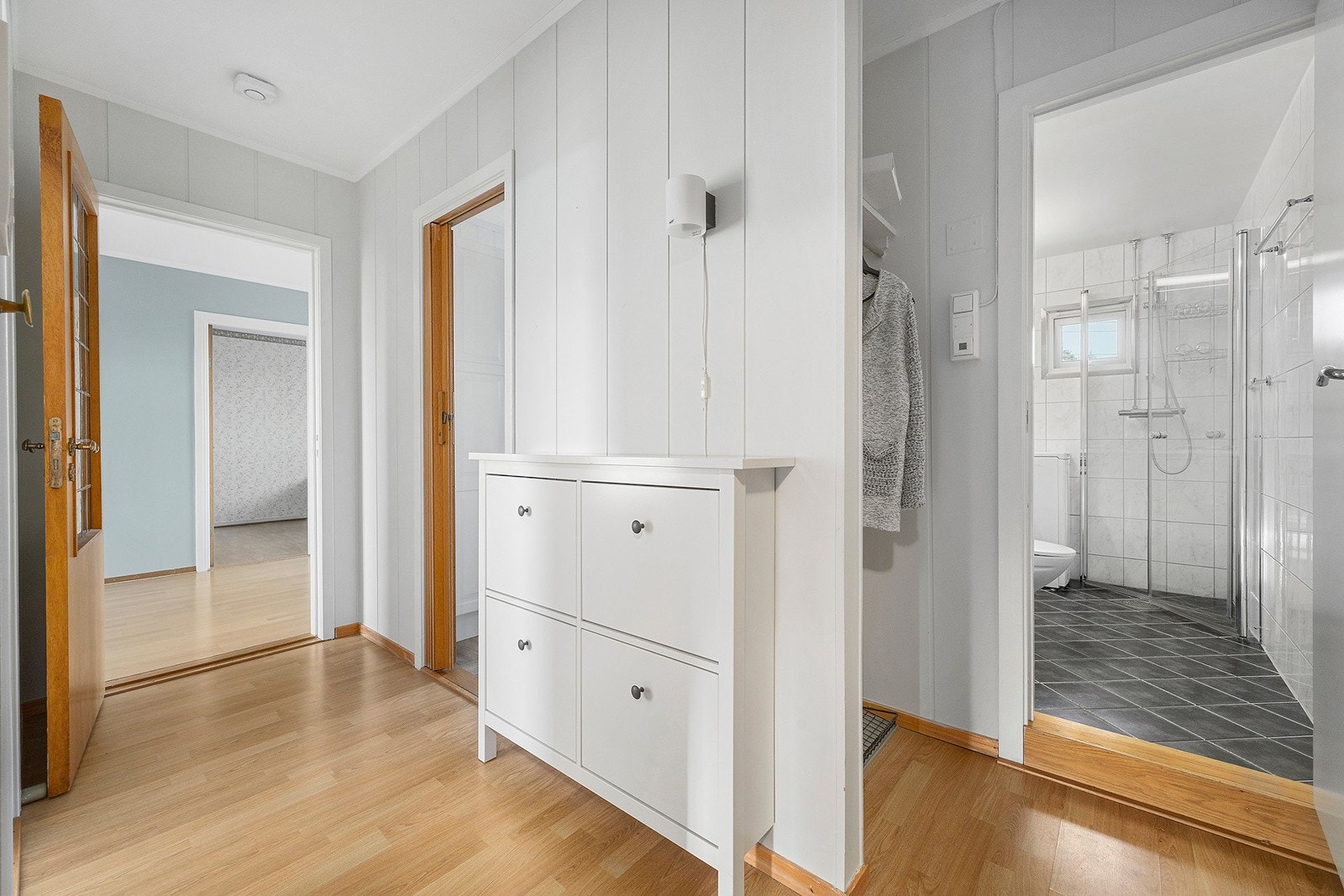 Innbydende entre med plass til yttertøy, kommode mm. Gangen gir adkomst til badet, soverom 2 og kjøkkenet. Galleribilde
