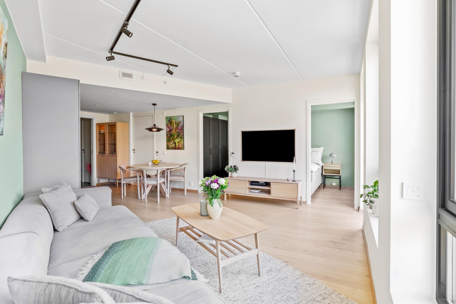 Luftig oppholdsrom med moderne uttrykk og åpen løsning mot kjøkken. Galleribilde