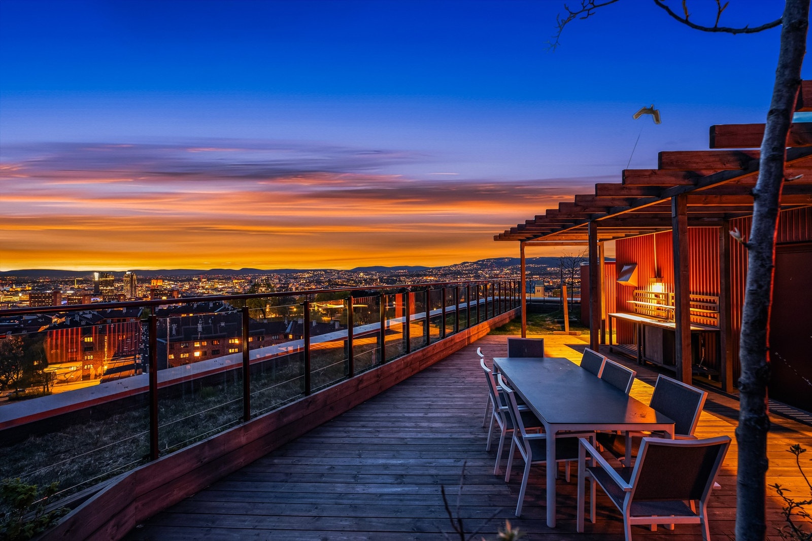 Takterrassen på kveldstid byr på en helt spesiell atmosfære med rolig stemning og utsikt over Oslo. Galleribilde