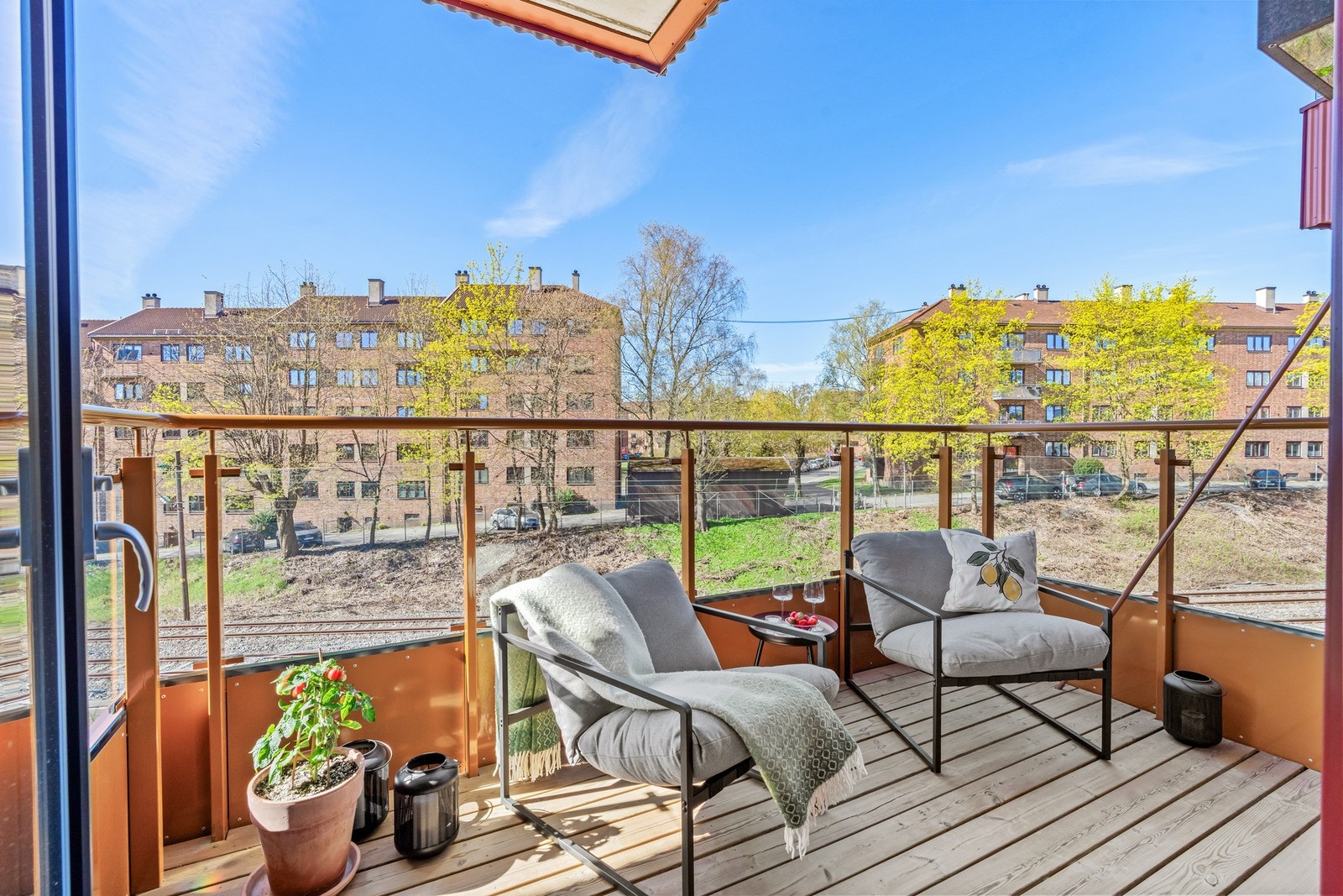 Balkong med gode møbleringsmuligheter og hyggelig uteopphold. Galleribilde