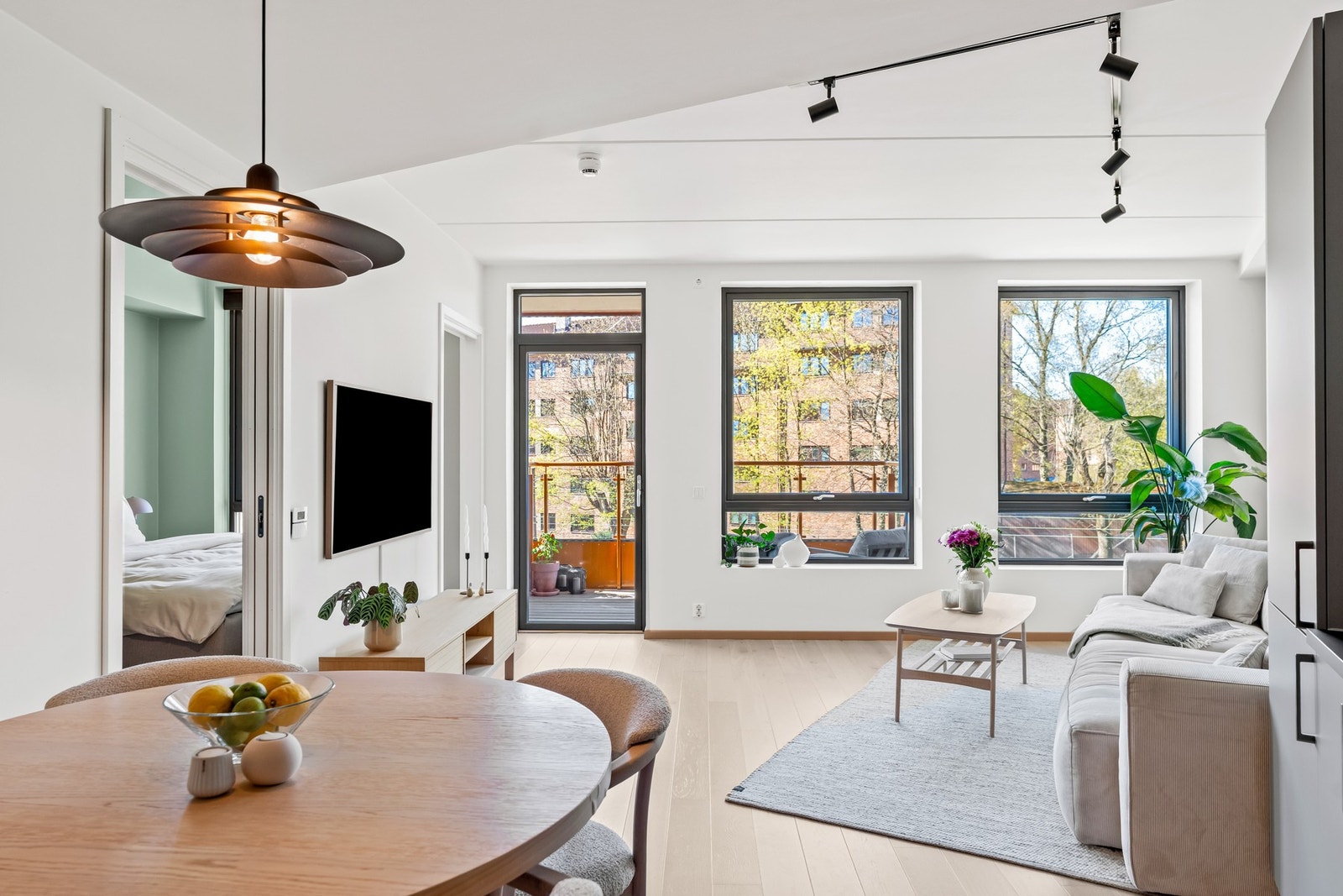 Lys og innbydende stue med store vindusflater og god plass til både spisebord og sofagruppe. Galleribilde