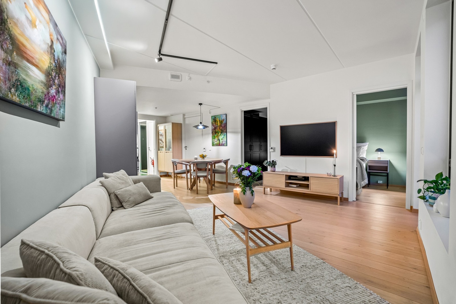 Leiligheten har fin kveldsstemning og er godt belyst. Galleribilde