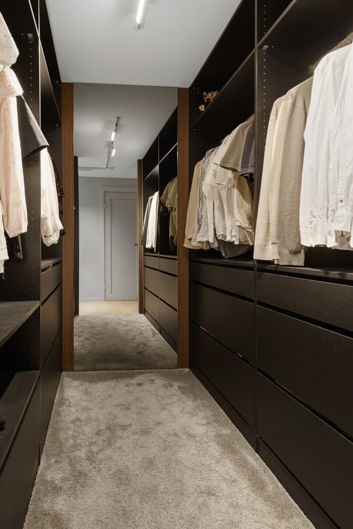 Ovenfor døren er det walk-in garderobe Galleribilde
