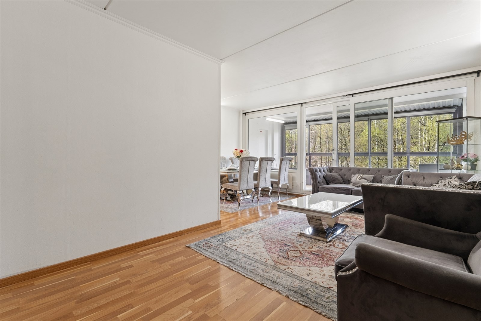 Stuen har god plass til både sofagruppe og spisebord. Galleribilde