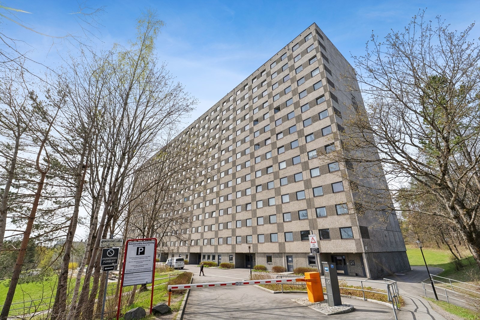 Leiligheten ligger i 3. etasje i Ammerudlia Borettslag, et veldrevet borettslag med ordnet økonomi. Galleribilde
