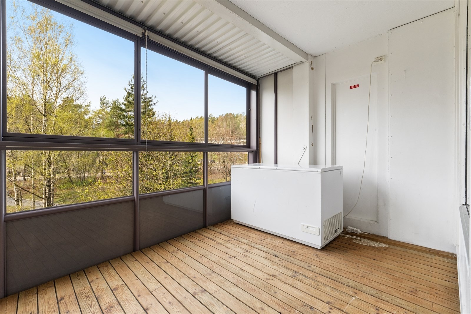 Balkongen er en skjermet og privat uteplass med utsikt mot grønne fellesarealer. Galleribilde