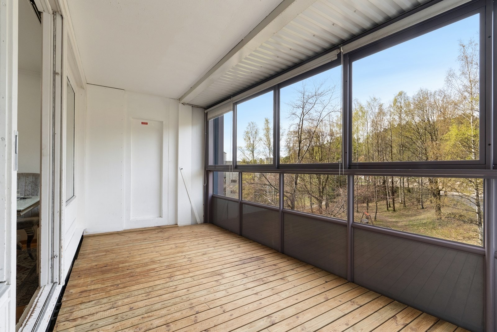 Den romslige, innglassede balkongen på 12 m² fungerer som et ekstra rom store deler av året. Galleribilde