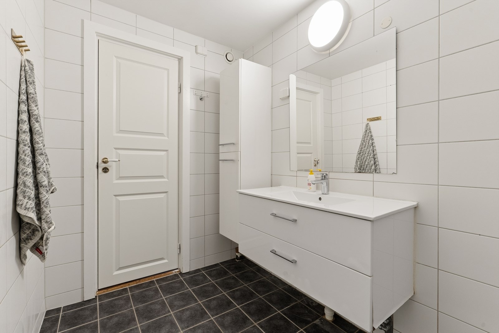 Badet er innredet med servant, dusjhjørne og har opplegg for vaskemaskin. Galleribilde