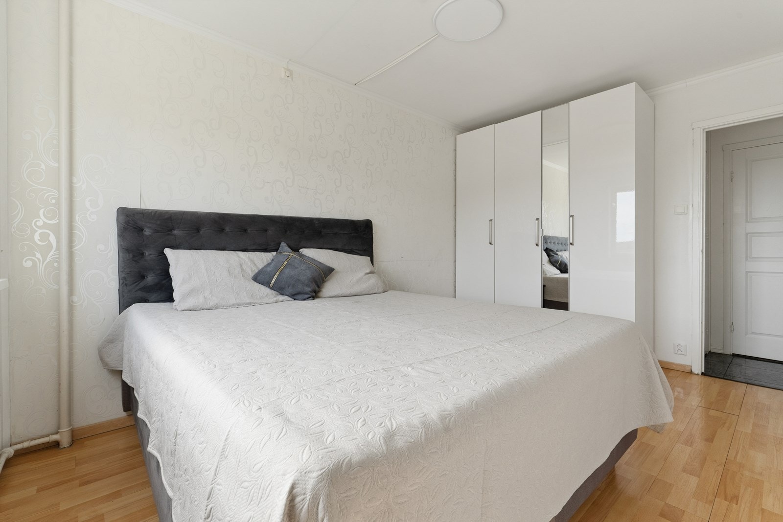 Hovedsoverommet har god plass til dobbeltseng og garderobeløsning. Galleribilde