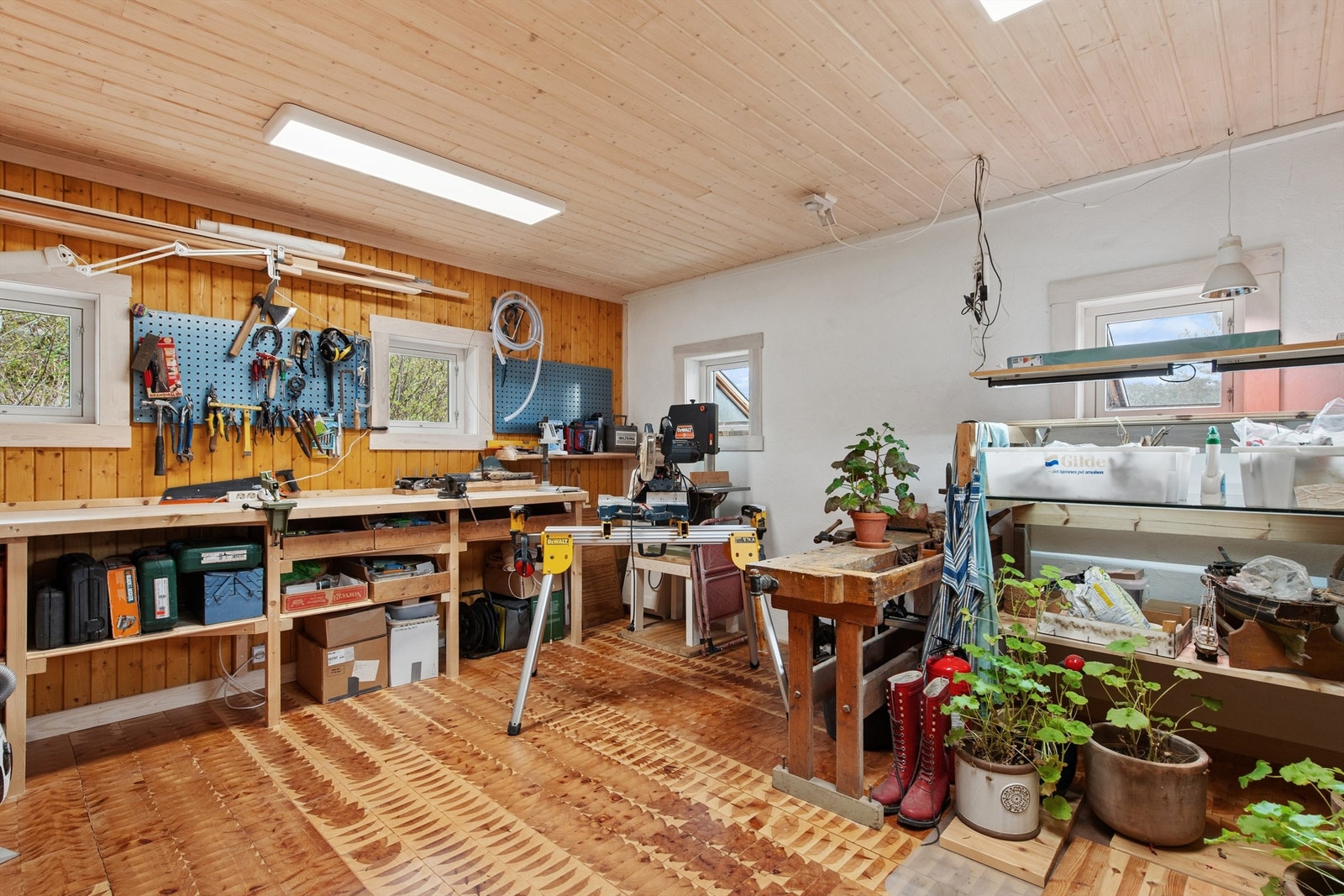 Den andre delen av uthuset har også et hobbyrom av god størrelse. Galleribilde
