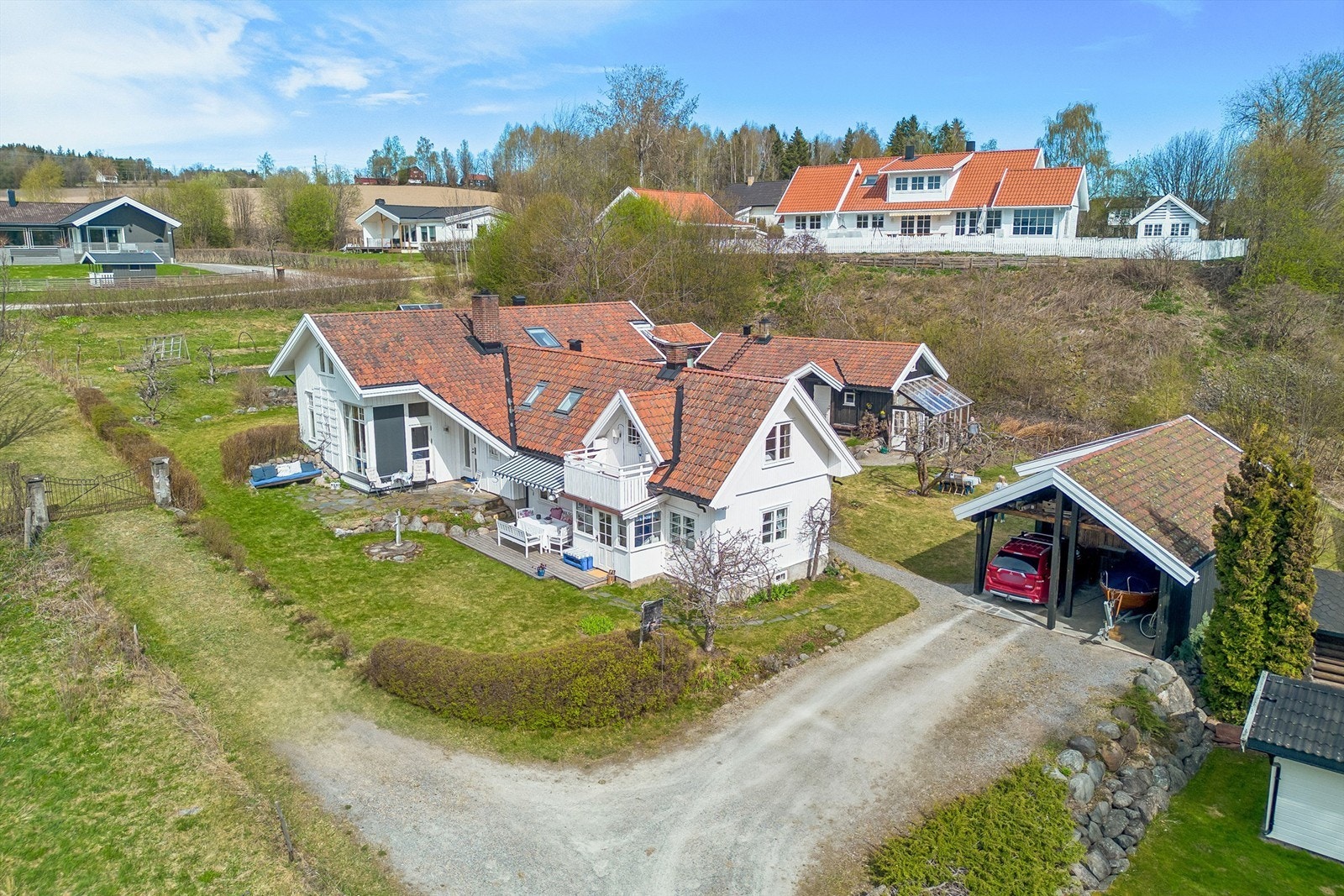 Materialvalg og utførelse bærer preg av solid håndverk og bruk av naturlige materialer som tre, stein og tegl. Galleribilde