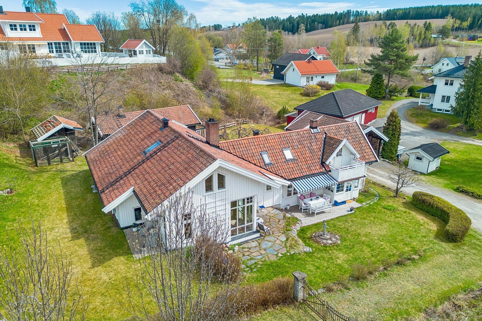 Her er det lagt til rette for både familieliv, hobby og dyrking med en fantastisk beliggenhet. Galleribilde