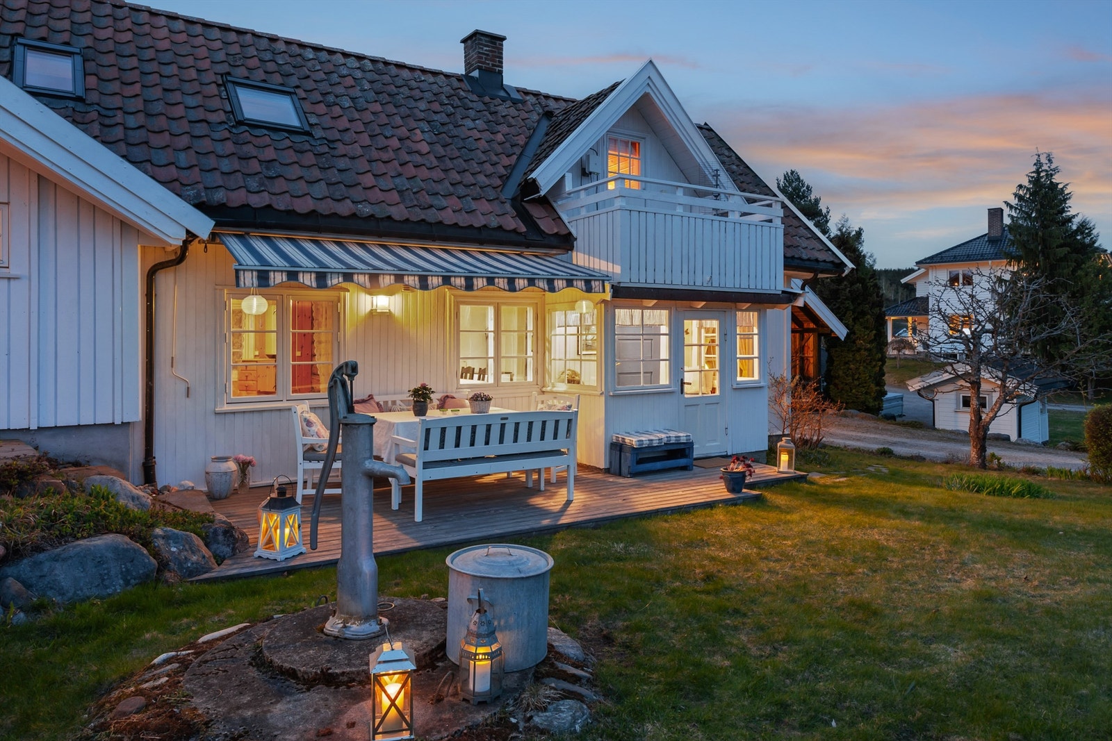 Koselig vest-vendt terrasse med svært gode solforhold. Her er det også en funksjonell brønn med kran og pumpe for ute-vann. Galleribilde