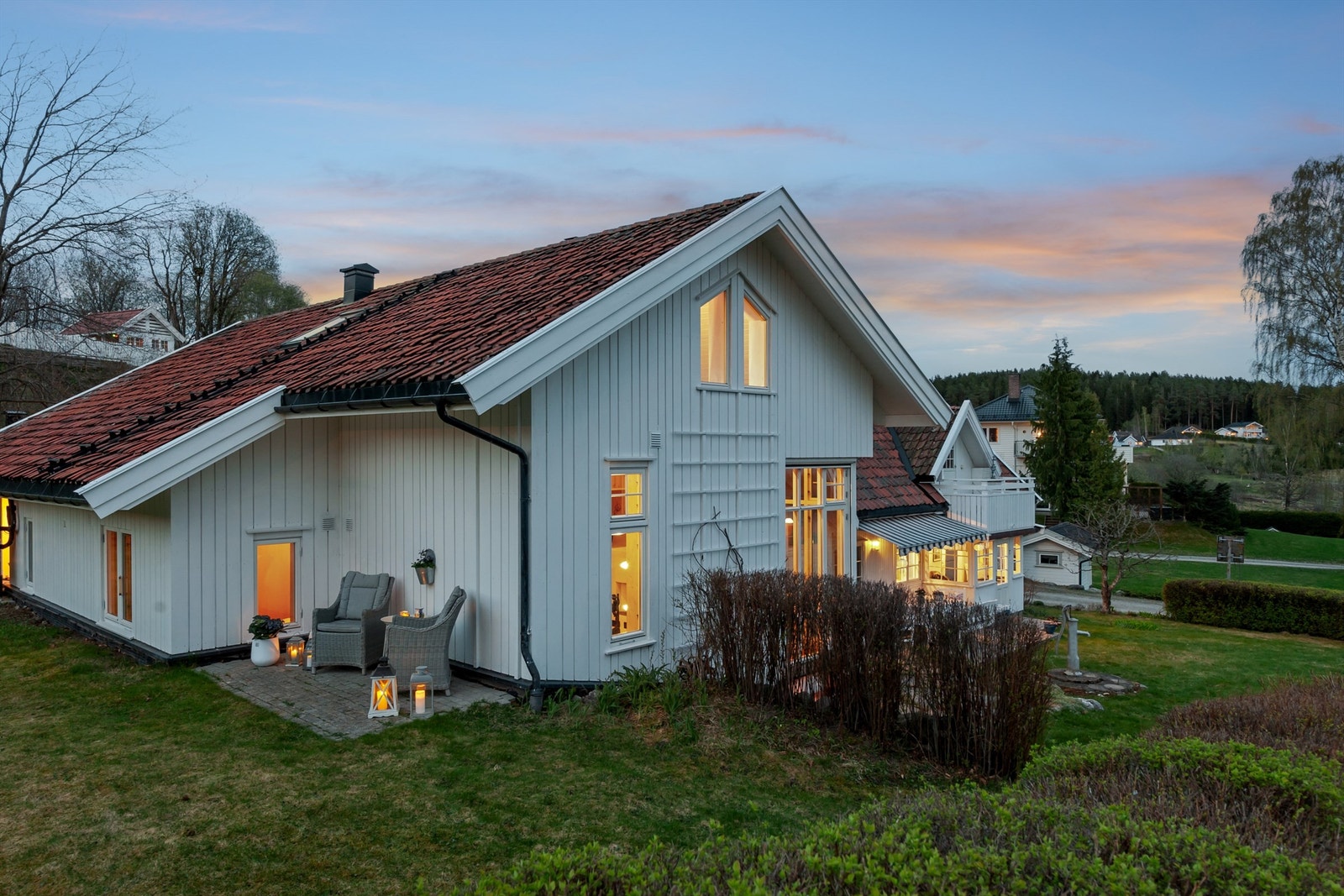 Tomten byr på gode plenarealer, flere lune oppholdsplasser og et rikt innslag av beplantninger. Galleribilde
