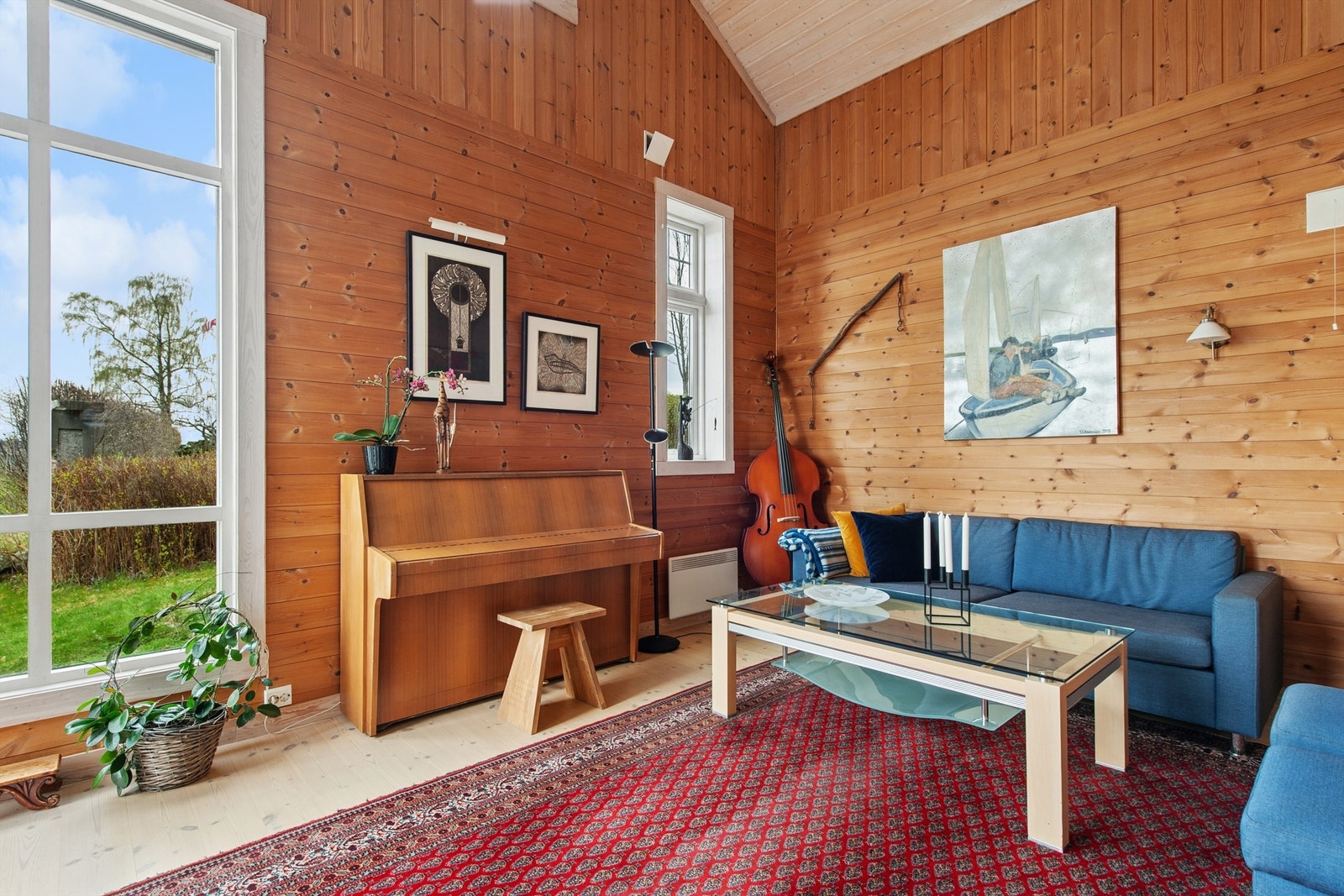 De store vinduene i stuen sørger for rikelig med lysinnslipp. Galleribilde