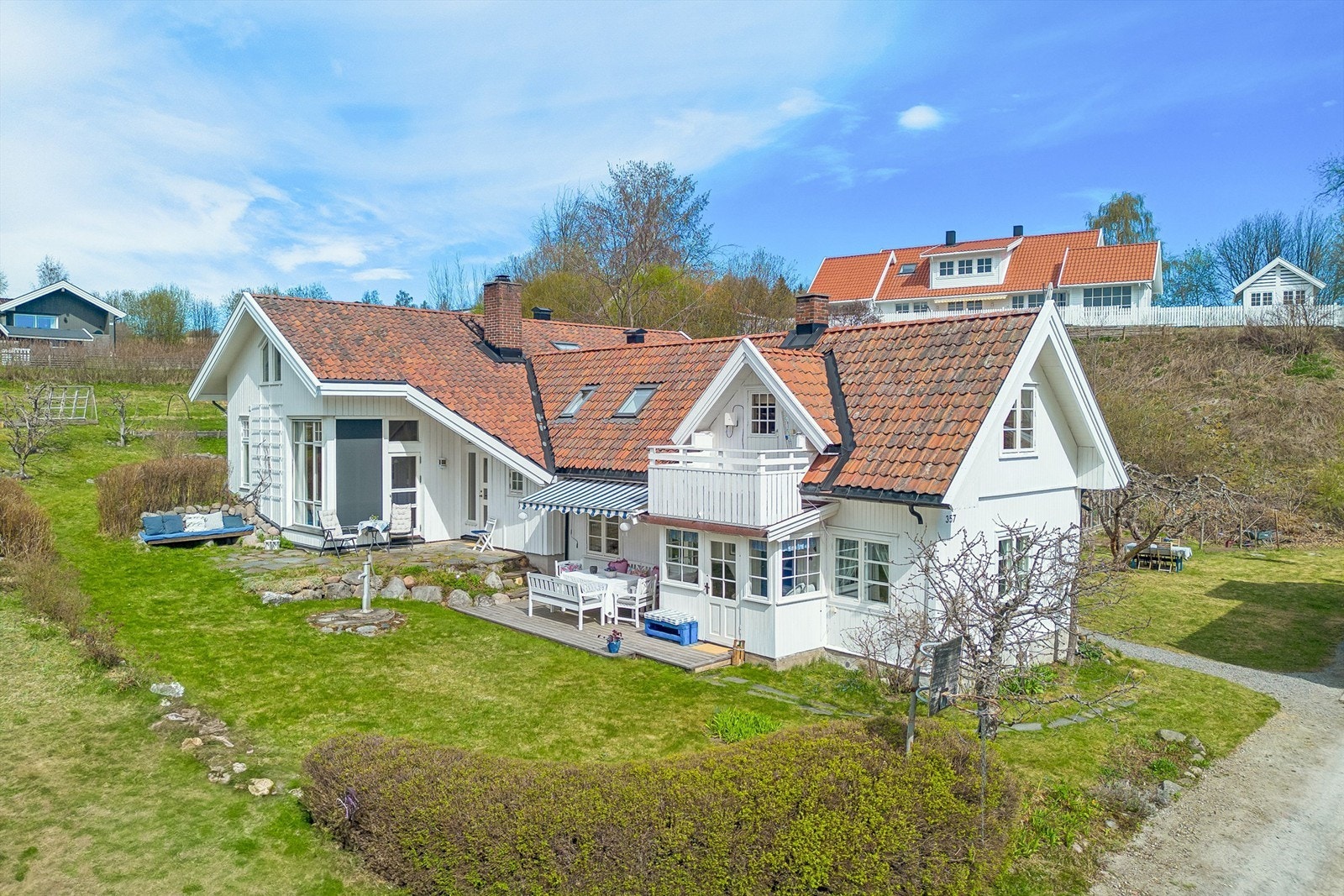 Hovedhuset kombinerer en mindre del eldre bygningsmasse med et stort tilbygg fra rundt år 2000, og har en gjennomtenkt planløsning over to etasjer. Galleribilde
