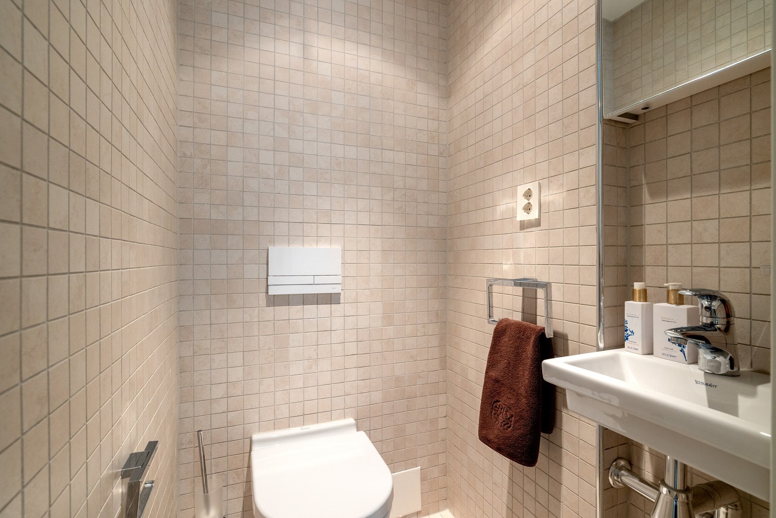 Ved entréen ligger det et separat wc med servant og like fliser som hovedbadet. Begge rommene har varmekabler og balansert ventilasjon. Galleribilde