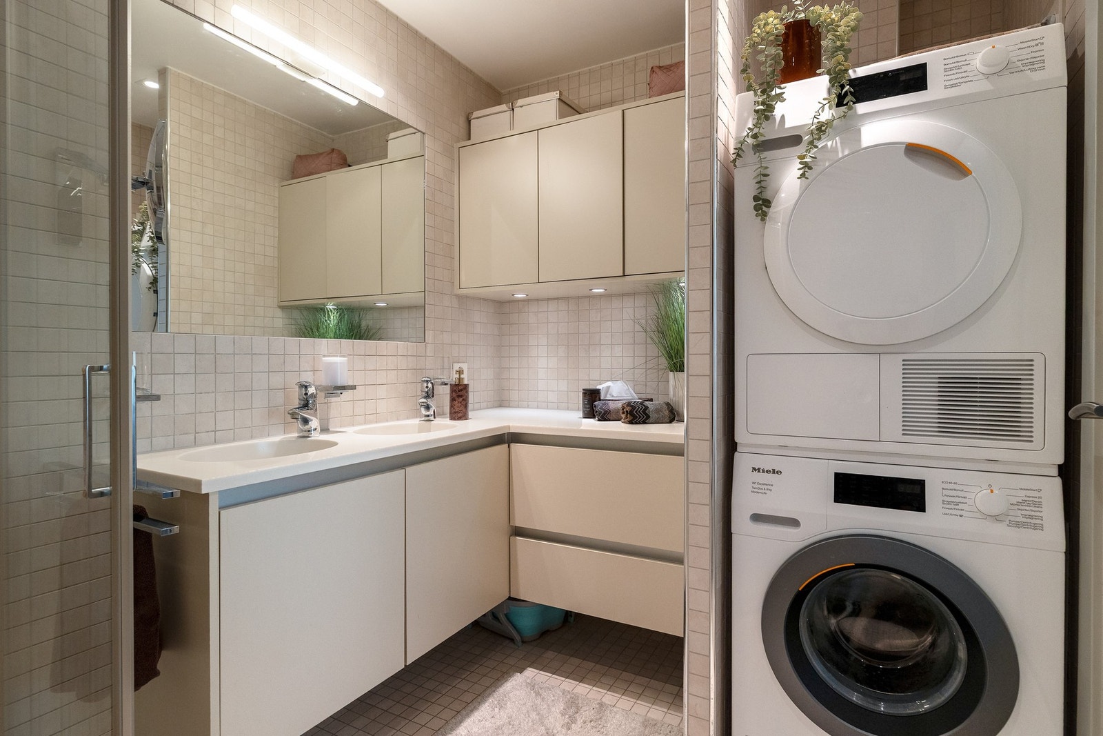 Hovedbadet som ligger "en-suite" med soverommet har et stilrent utrykk med flotte beige fliser på gulv og vegger. Galleribilde