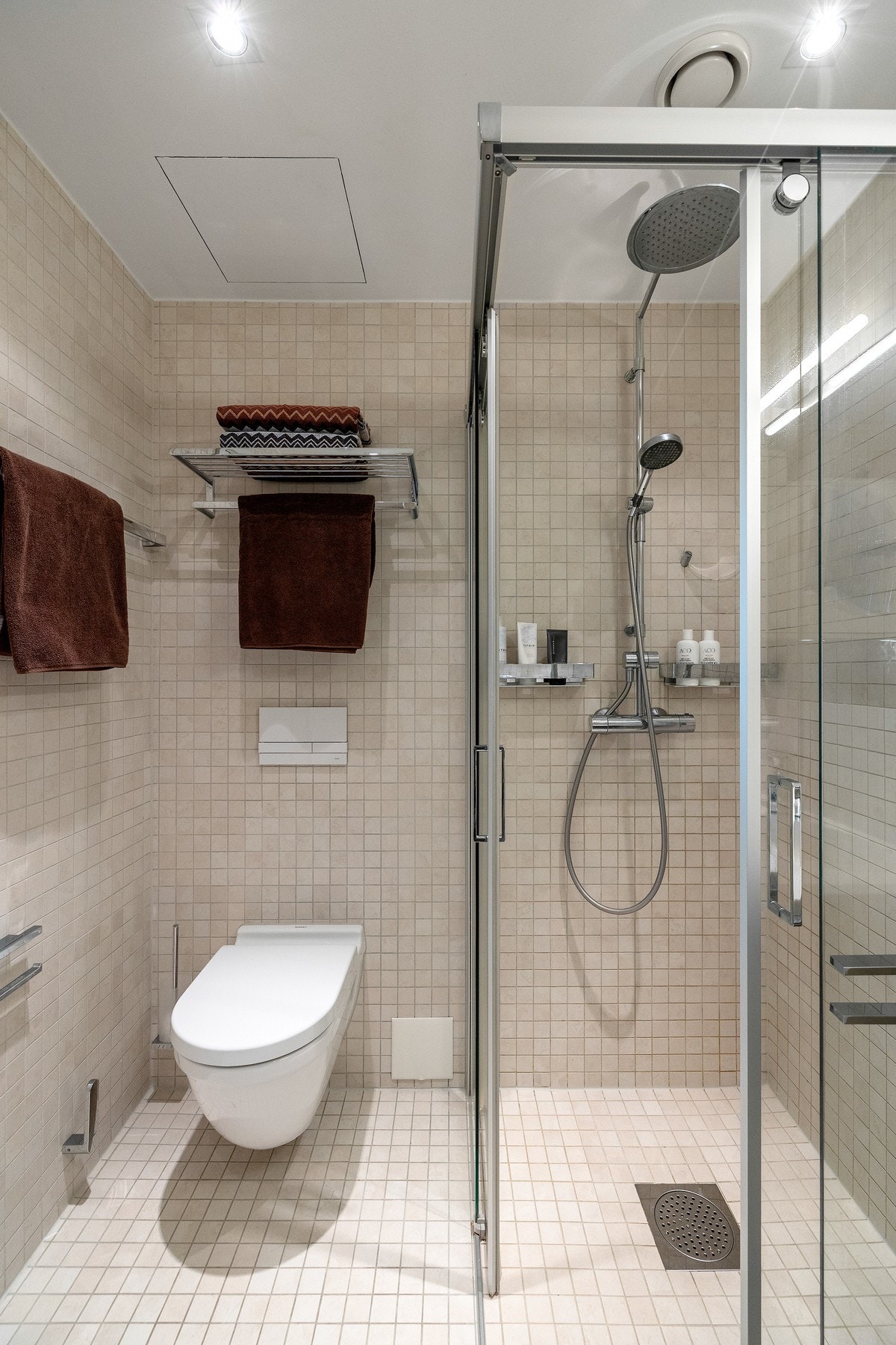 Videre er badet utstyrt med opplegg for vaskemaskin og tørketrommel, toalett, dusjhjørne og servant. Galleribilde
