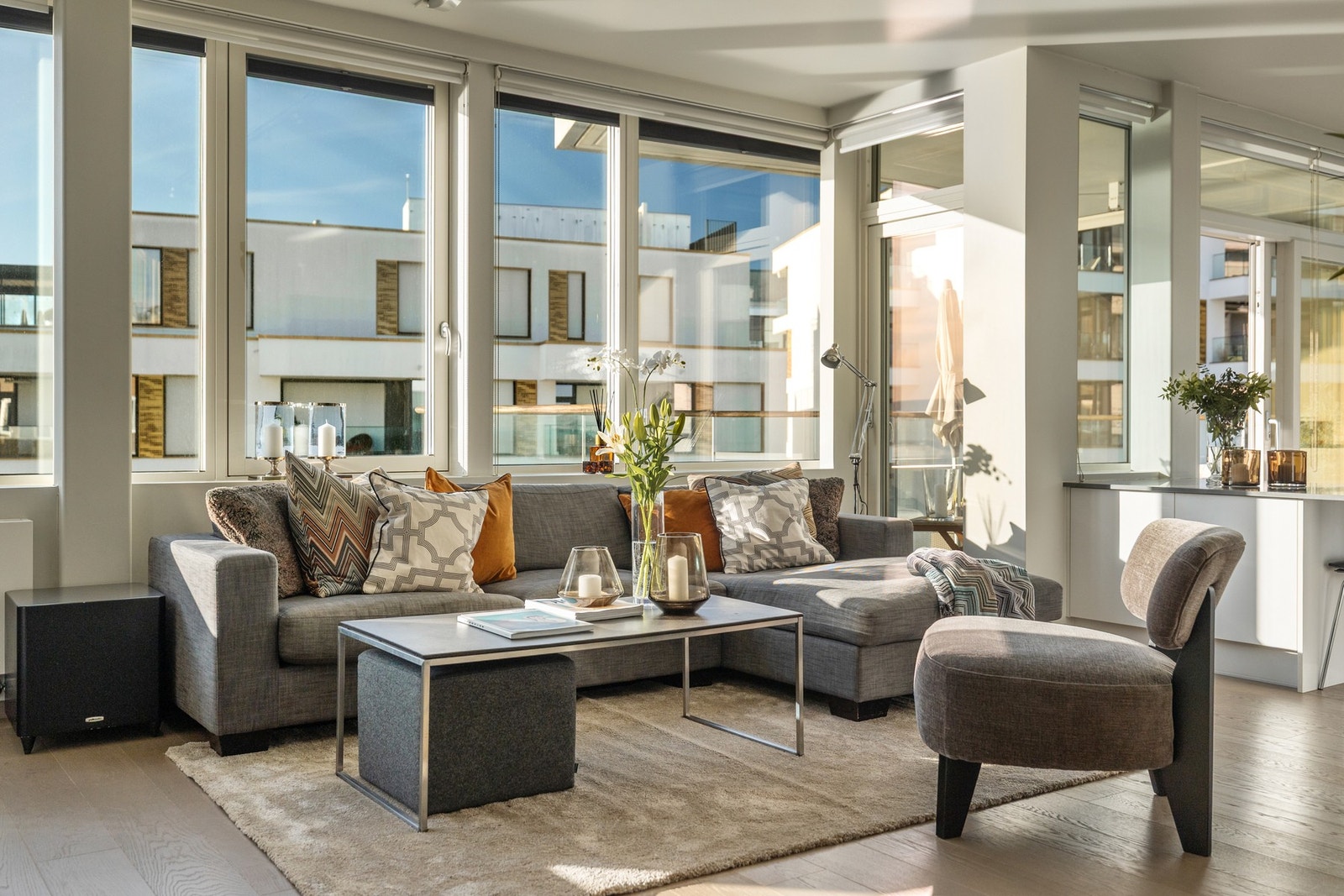Det er god plass til sofa og tilhørende møblement. Galleribilde