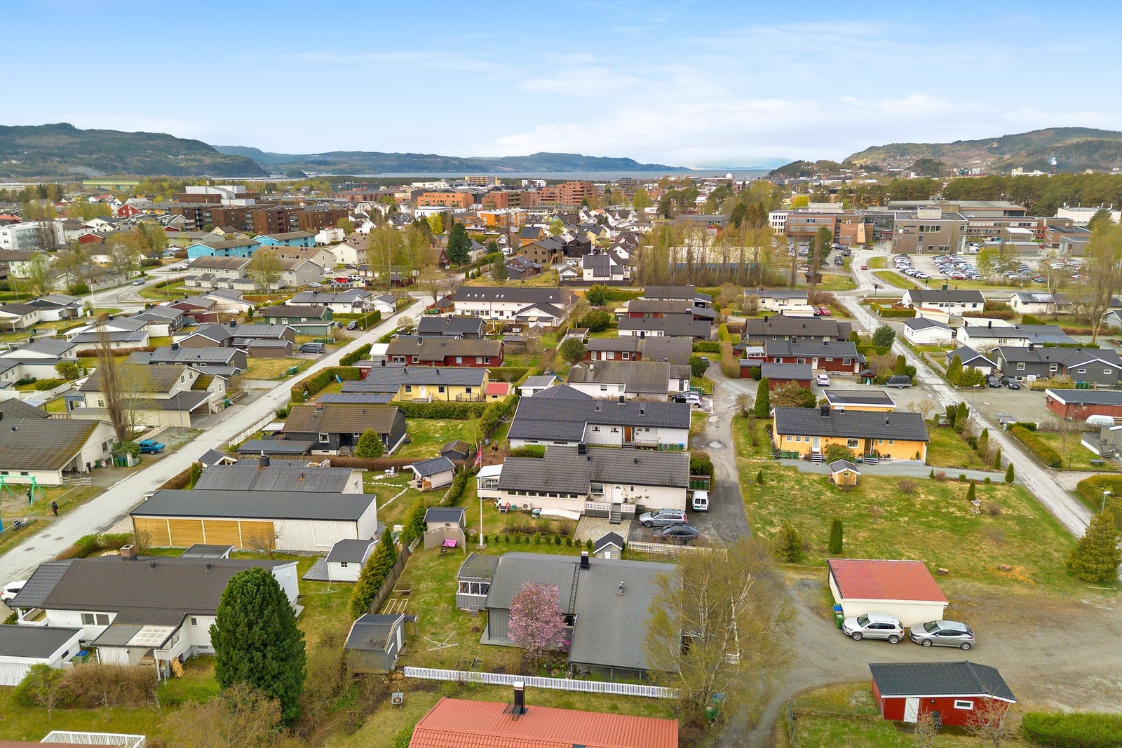 Fra eiendommen er det gangavstand til barnehager, skoler, butikker og kollektiv transport. Galleribilde