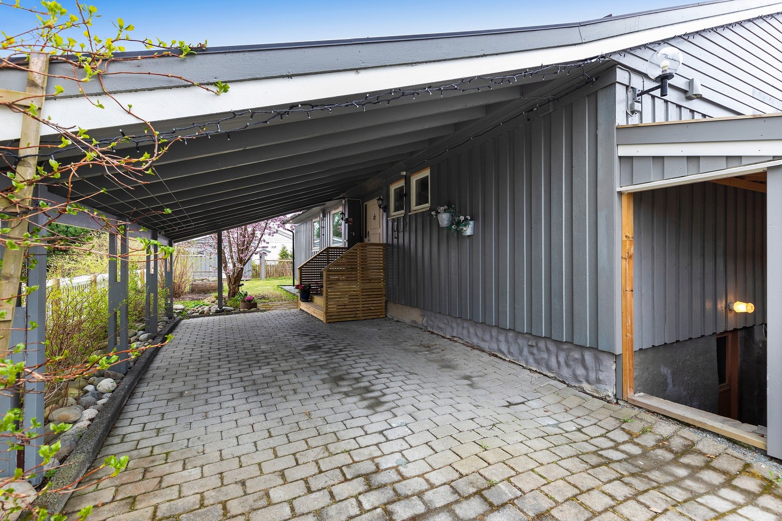 Ved carport er det også nedgang til kjeller. Galleribilde