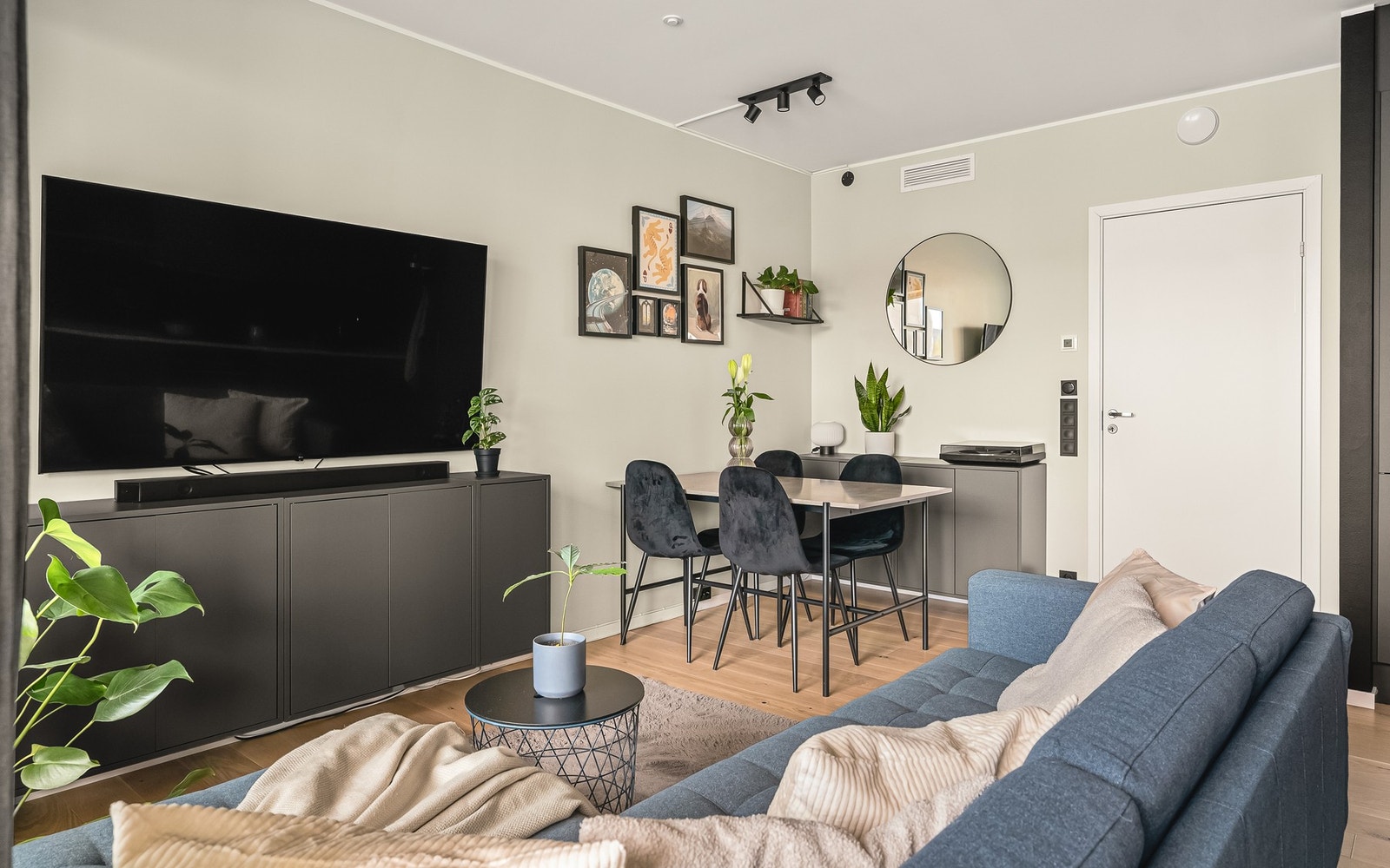 - Leiligheten holder gjennomgående høy standard med moderne overflater, enstavs parkett og tidsriktige fargevalg - Galleribilde