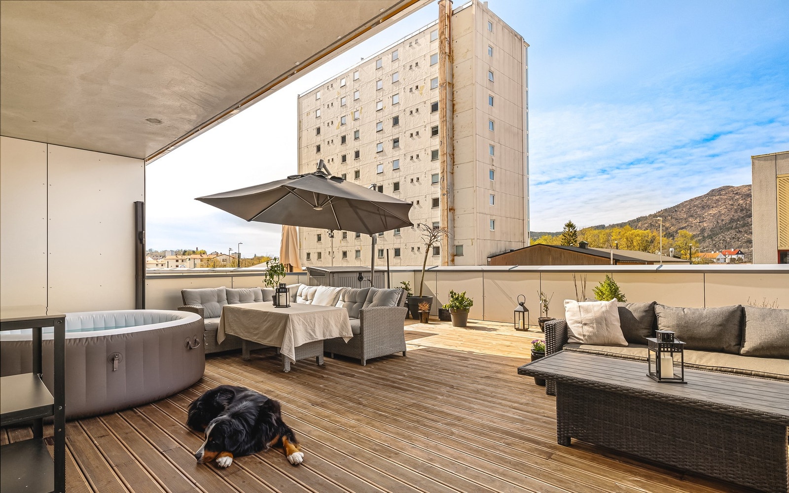 - Dette er en gjennomført og svært innbydende leilighet med moderne standard og en helt unik terrasse - perfekt for deg som ønsker en 2-roms utenom det vanlige - Galleribilde