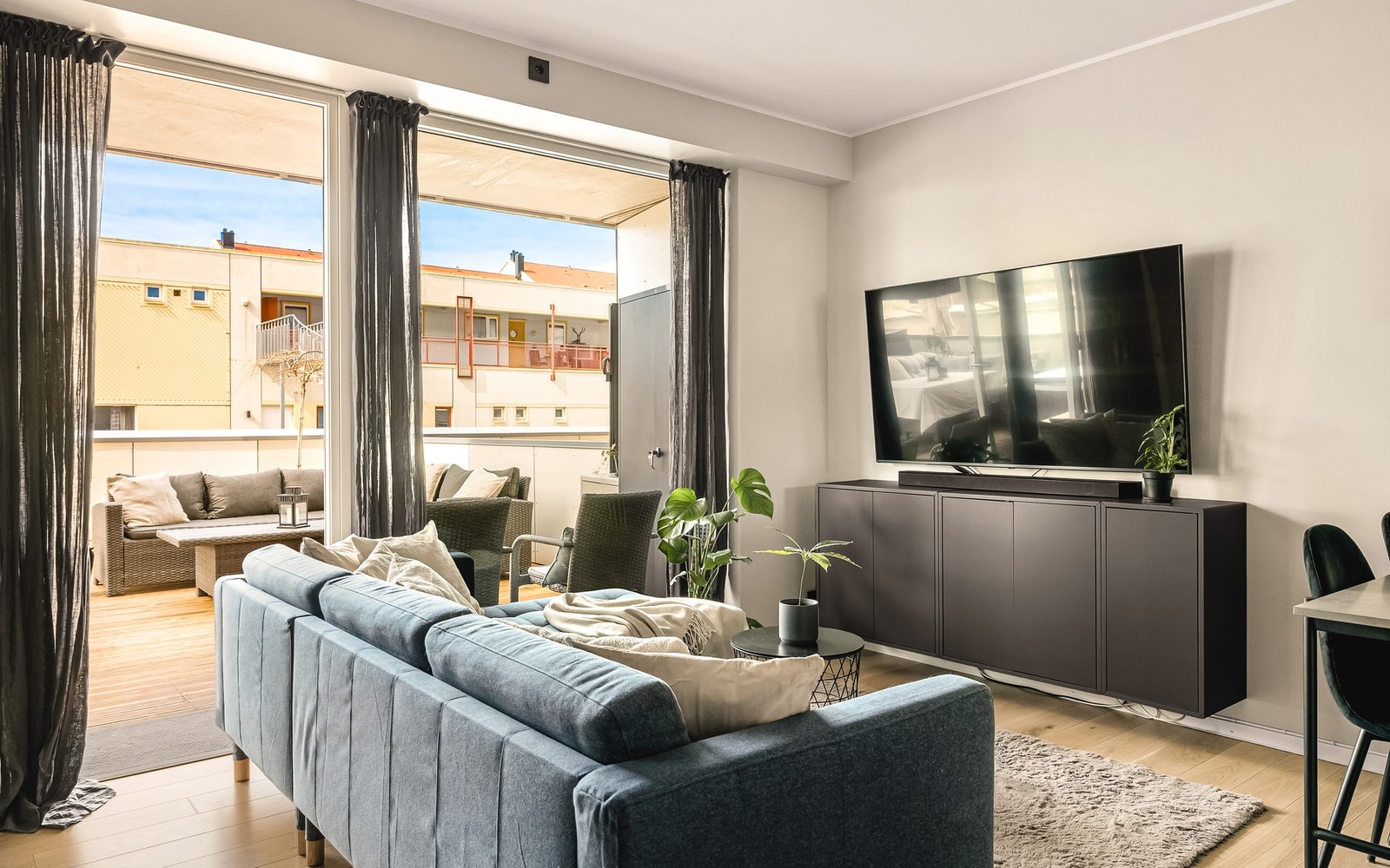 - Herfra er det direkte utgang til den imponerende terrassen - Galleribilde