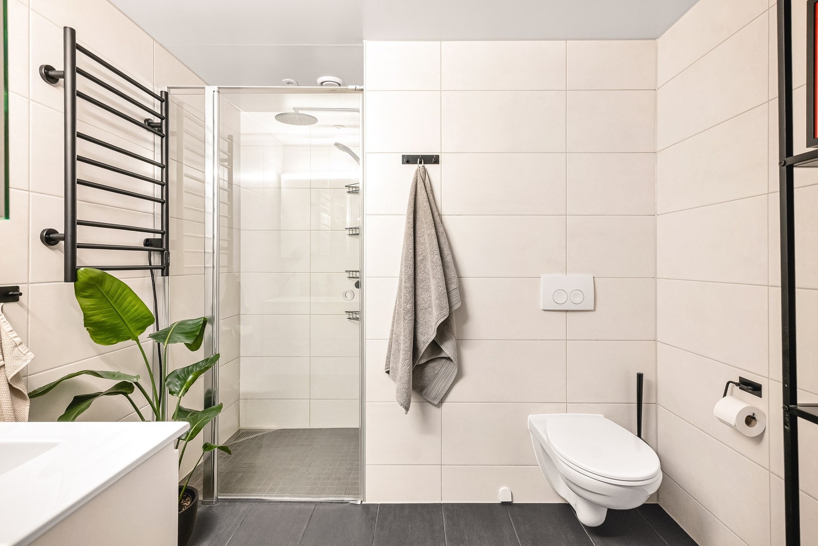 - Badet fremstår lyst og klassisk med flislagte overflater på gulv og vegger, innfelte spotter, gulvvarme og moderne innredning - Galleribilde