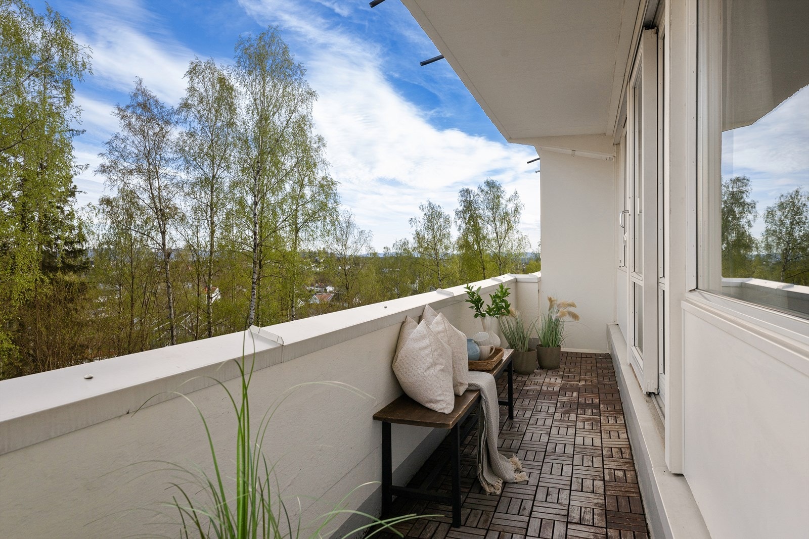 Praktisk balkong med plass til både sitteplass og beplantning Galleribilde