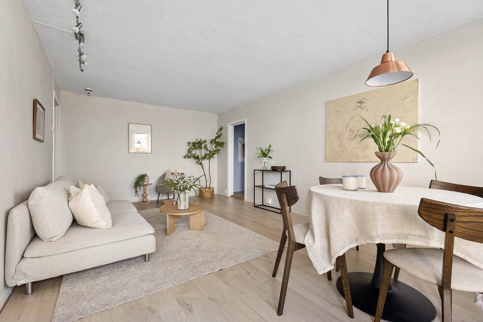 Moderne laminatgulv kombinert med rolige, behagelige farger Galleribilde