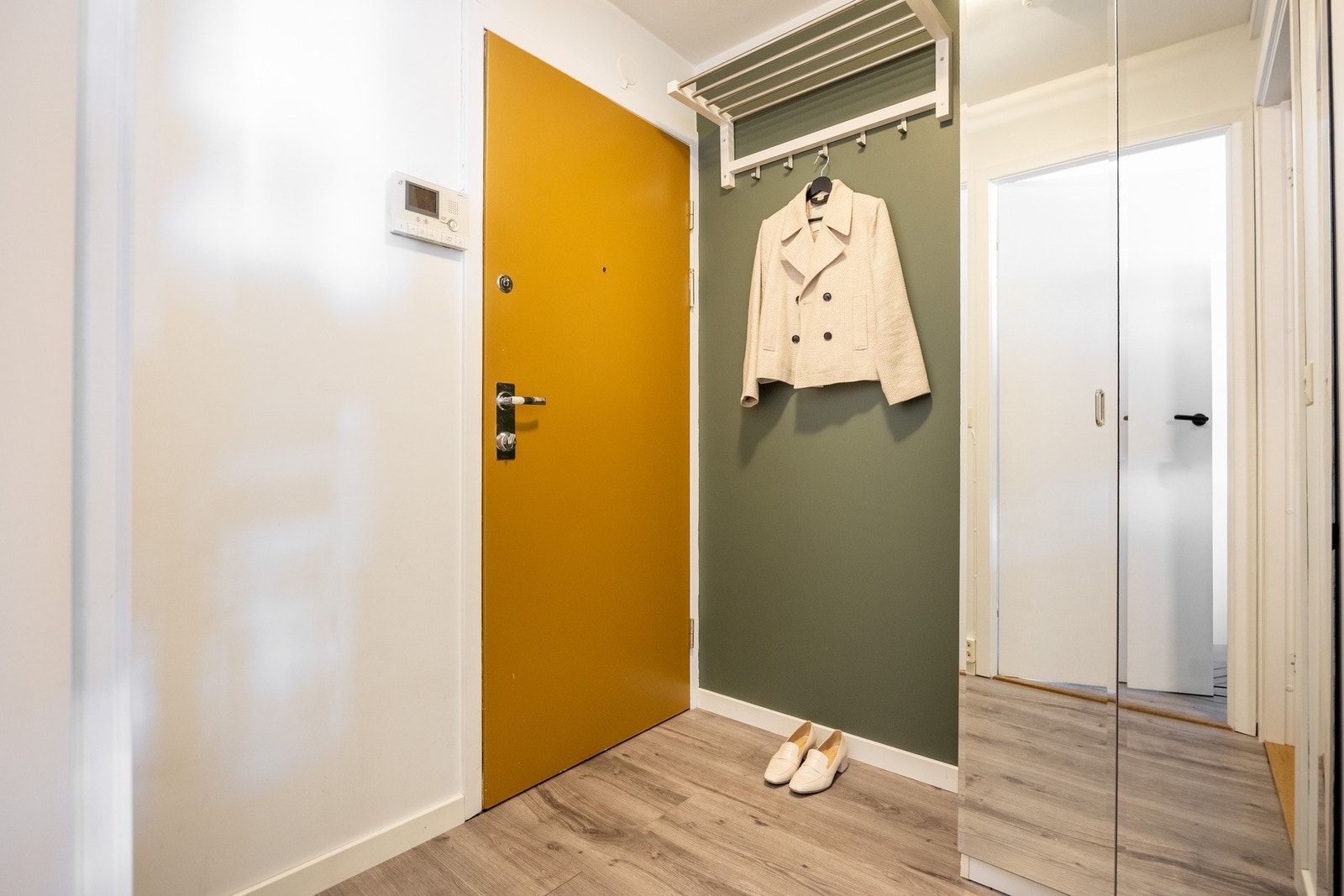Entré med plass for klesoppheng og oppbevaring av sko. Galleribilde