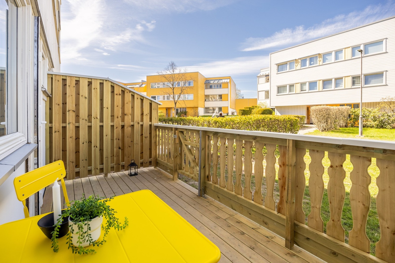 Leiligheten har en stor terrasse på 8 kvm. Denne er ny i 2026, er vestvendt og har gode solforhold på ettermiddag/kveld. Galleribilde