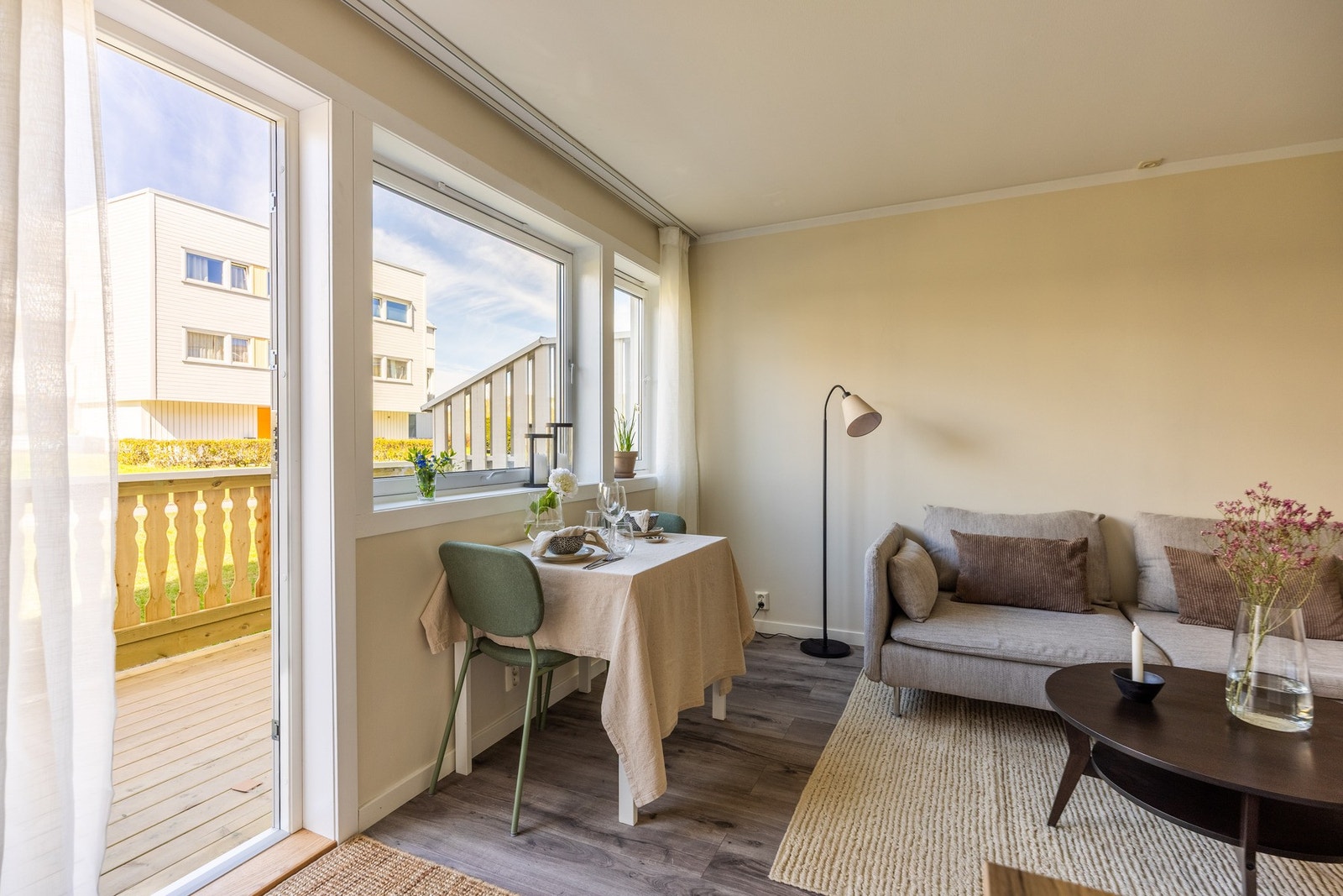 Fra stuen er det utgang til terrasse. Galleribilde