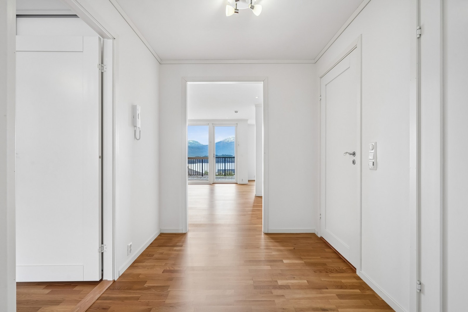 Utsikten er det første som møter deg i det du ankommer leiligheten. Galleribilde