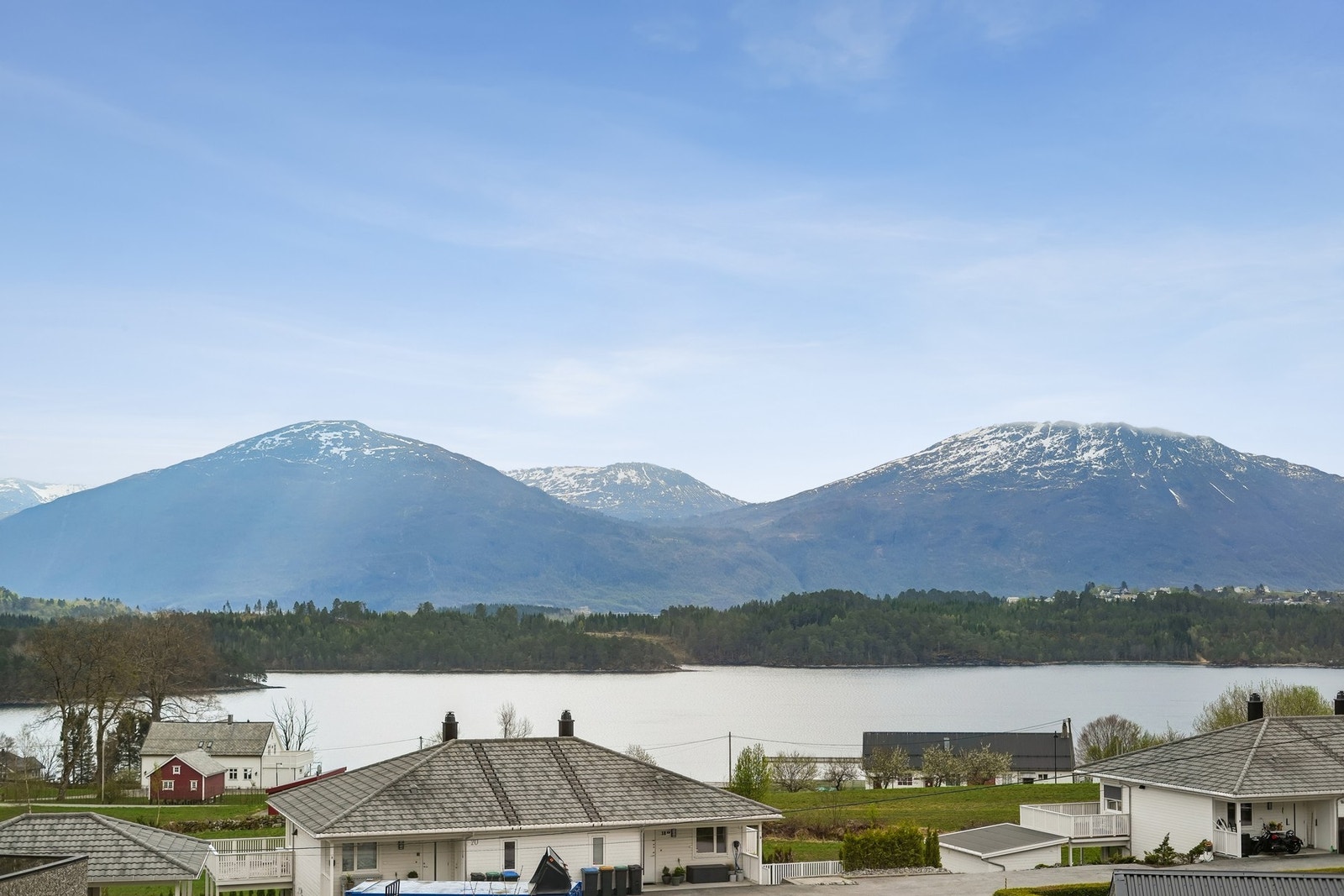 Her får man full oversikt utover ditt nye nabolag, Skodjevika og de omkringliggende fjellene. Galleribilde