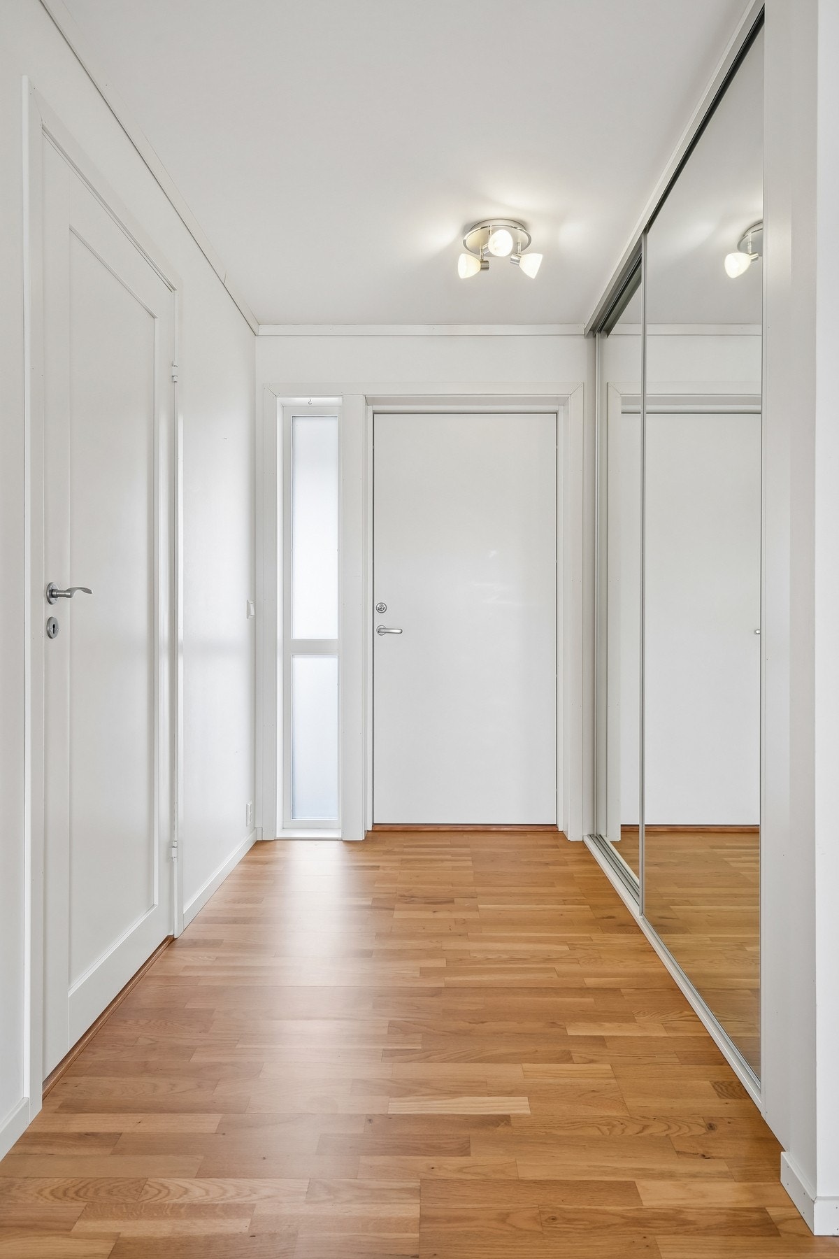 Entréen er romslig og har god plass til både sko- og yttertøy i skyvedørsgarderoben. Galleribilde