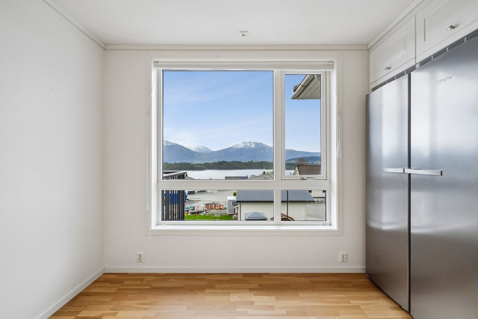 På kjøkkenet er det plass til et spisebord, hvor man kan sitte å følge med på aktiviteten i Skodjevika. Galleribilde