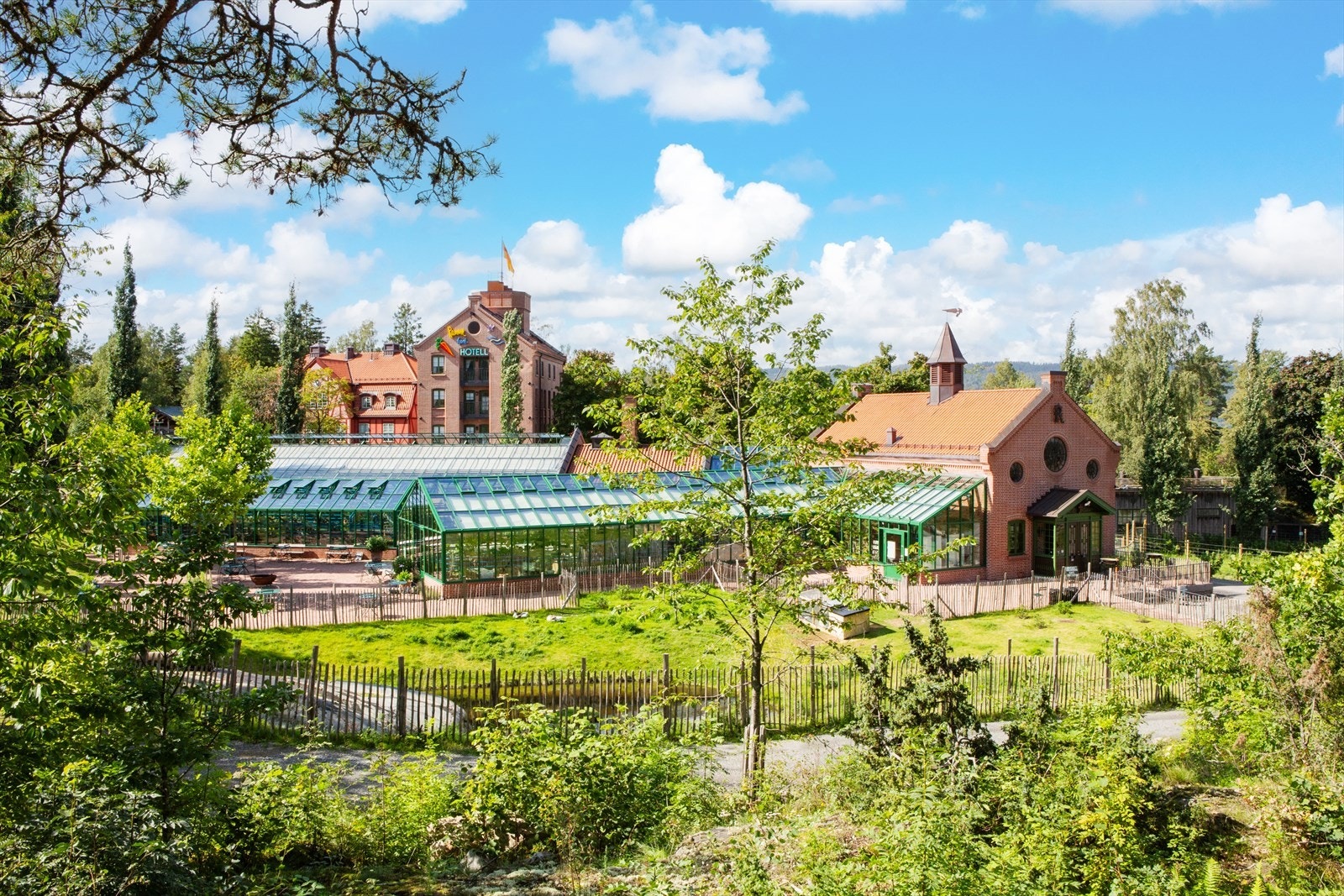 Ved inngangen til Ramme, i et stort og lyst drivhus - kombinert med murstensbygg og klokketårn, finner du Ramme kafè og gårdsbutikk Galleribilde
