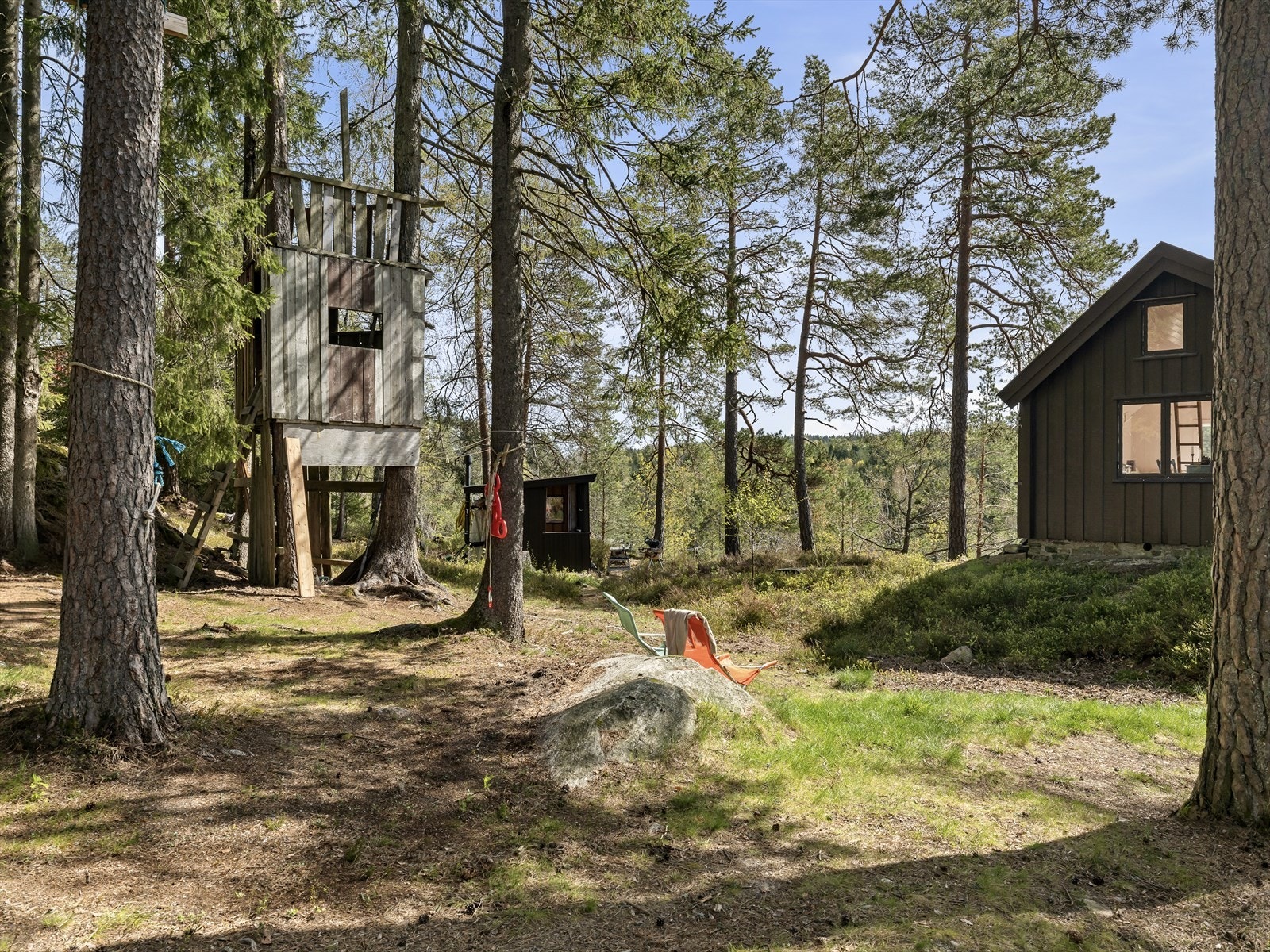 Tomten byr på flere fine uteplasser og rom for lek og aktivitet. Galleribilde